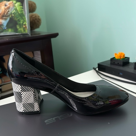 Black patent leather shoes with accent heel - Picture 4 of 4